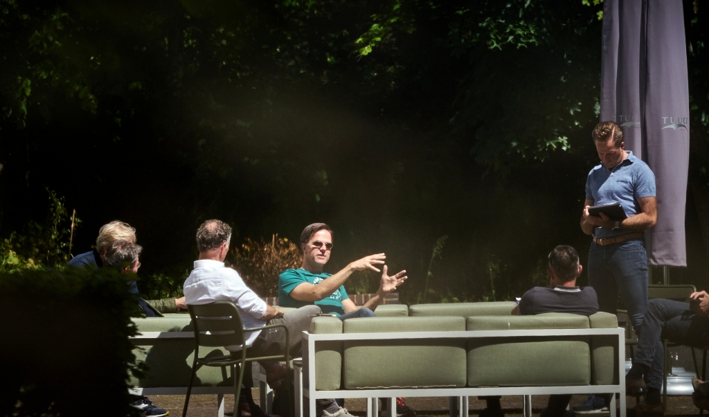 Kabinetsoverleg over de coronamaatregelen in de tuin van het Catshuis, vorige maand. De Grondwet geeft geen houvast over de vraag of alle inperkingen op onze grondrechten gerechtvaardigd zijn. (beeld anp / Phil Nijhuis)