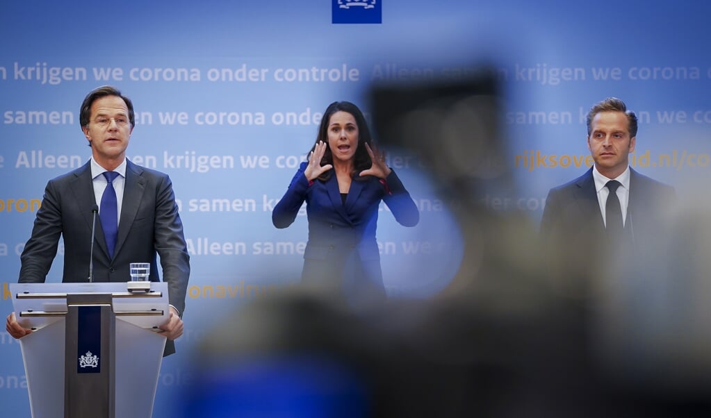 Premier Mark Rutte en Minister Hugo de Jonge van Volksgezondheid, Welzijn en Sport (CDA) tijdens een persconferentie op het ministerie van Veiligheid en Justitie, na een overleg van de Ministeriele Commissie Crisisbeheersing (MCCb) over het coronavirus. (beeld anp / Bart Maat)