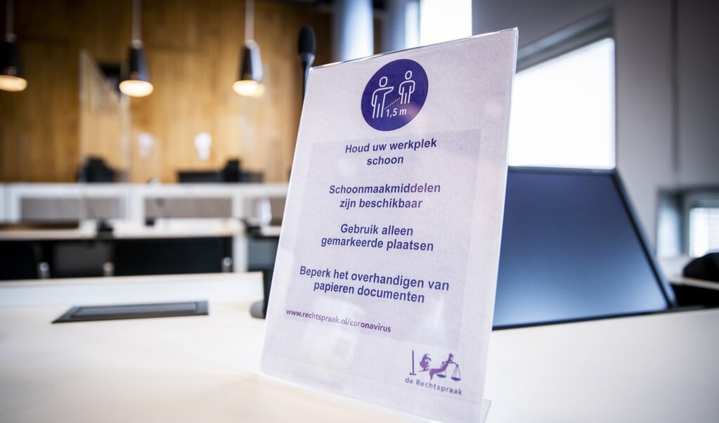 Coronamaatregelen in de rechtbank van Den Haag. De coronacrisis heeft aan het licht gebracht hoe kwetsbaar de rechtspraak eigenlijk al jarenlang is. (beeld anp / Remko de Waal)