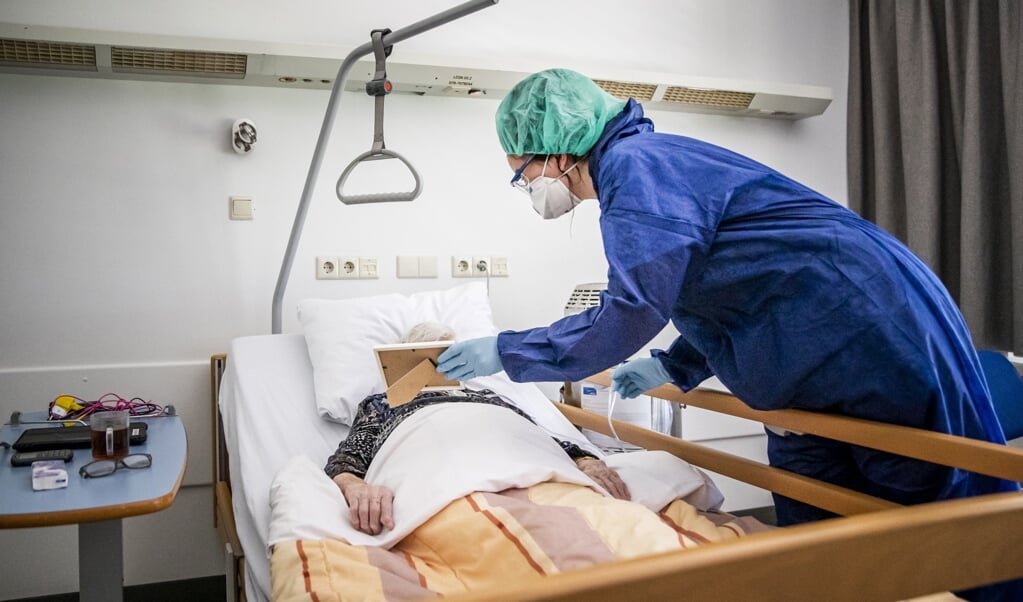 Door het coronavirus voelen mensen zich kwetsbaar en ervaren zij onzekerheid, zegt Birgit Meyer. (beeld anp / Remko de Waal)