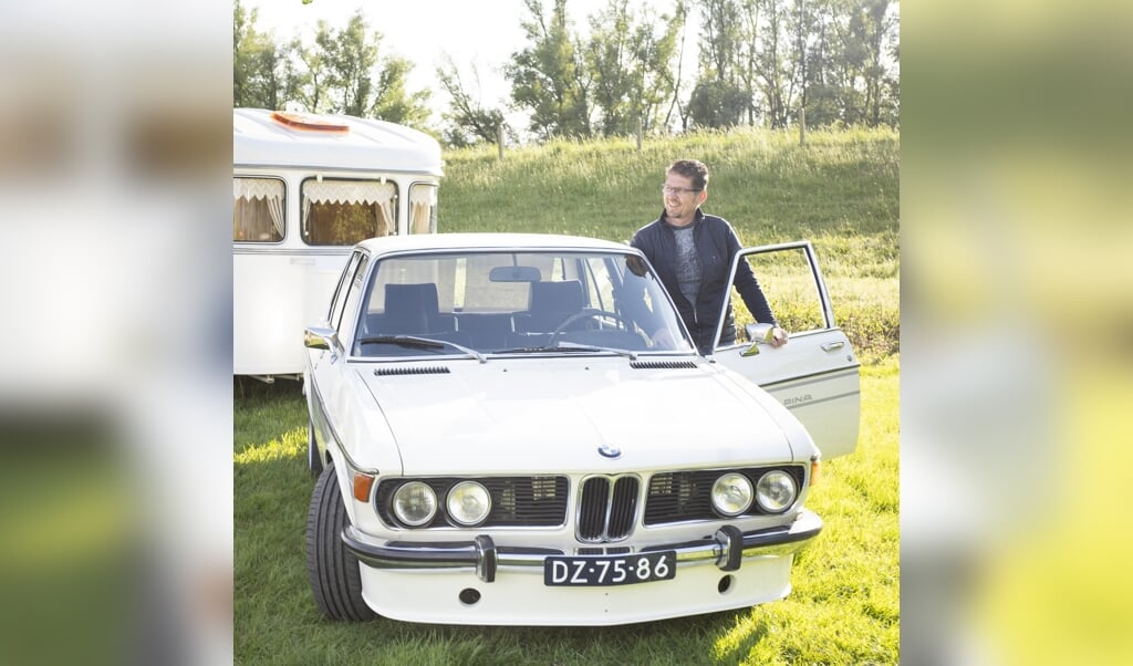 Voor de caravan hoort een klassieke auto, vond Den Breejen. Het werd een BMW 2500 E3 Alpina. (beeld Niek Stam)