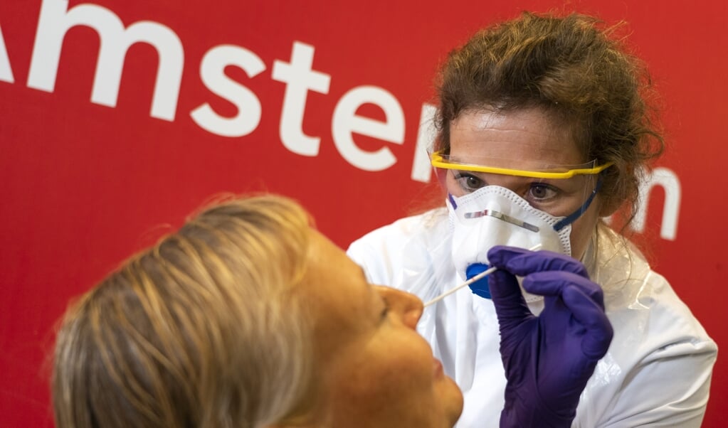 In Amsterdam en Rotterdam hebben de GGD'en het te druk om alle contacten te waarschuwen van alle mensen die na een test corona blijken te hebben. (beeld anp / Jeroen Jumelet)