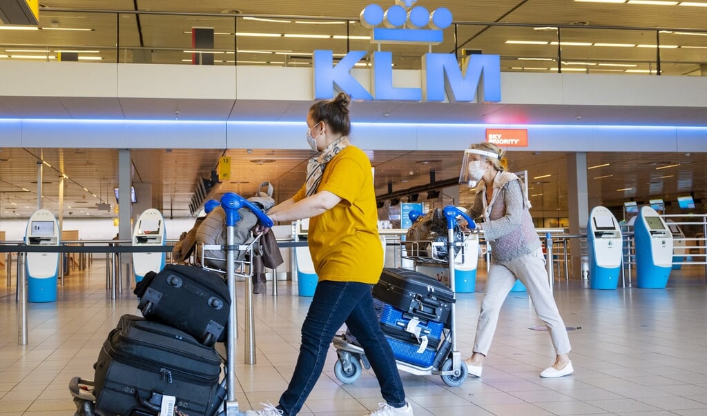 KLM is een van de bedrijven waar ontslagen worden voorzien, nu de coronacrisis langer aanhoudt. Tot nu toe mocht dat niet vanwege de voorwaarden voor overheidssteun, maar die gaan veranderen. (beeld anp / Evert Elzinga)