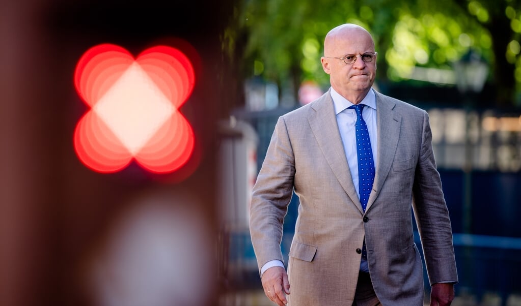 Minister Ferd Grapperhaus van Justitie en Veiligheid (CDA) bij aankomst op het Binnenhof voor de wekelijkse ministerraad. (beeld anp / Bart Maat)