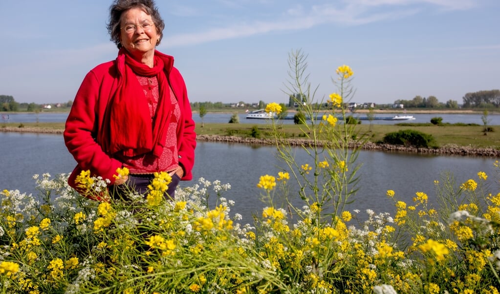 Sophie Krale-Lindeboom (81) bij een kanon op de vestingmuur nabij haar woning in Woudrichem. (beeld Dirk Hol)