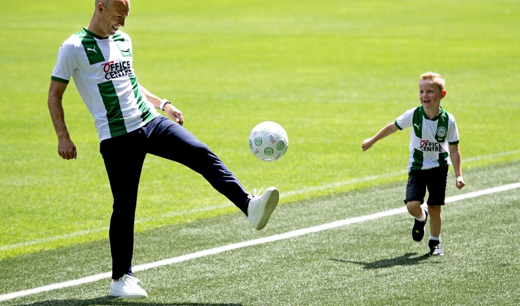 Arjen Robben met een van zijn zoons tijdens de presentatie voor de pers in het stadion van FC Groningen. (beeld anp / Olaf Kraak)