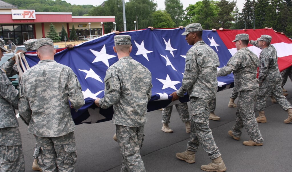 Amerikaanse militairen vouwen op de kazerne in het Duitse Baumholder hun nationale vlag op. (beeld Riekelt Pasterkamp)