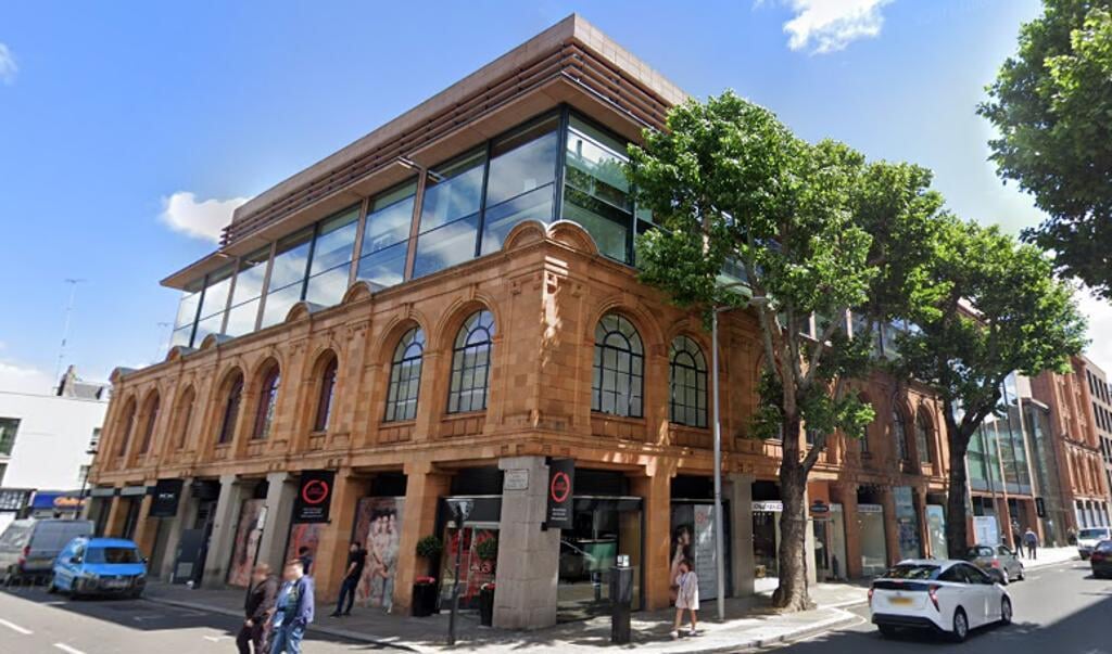 Het betroffen kantorencomplex aan 60 Sloane Avenue in de Londense wijk Chelsea. (beeld Google Streetview)