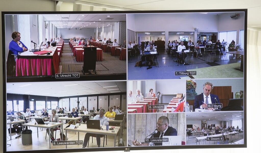 De synode van de Protestantse Kerk in Nederland vergaderde vrijdag op vier locaties: in Doorn (foto), Utrecht, Leeuwarden en Tilburg. Via een stream waren alle deelnemers met elkaar verbonden. (beeld Anton Dommerholt)