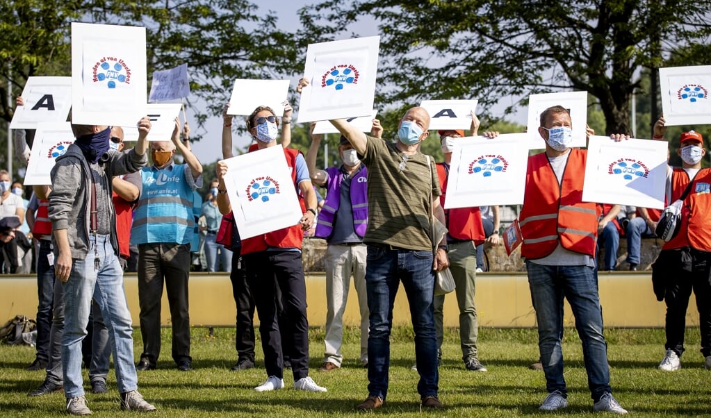Werknemers van Tata Steel staken tegen de dreigende reorganisatie. Drie bedrijven, waaronder Tata Steel, hebben laten weten duurzaamheidseisen liever niet te zien bij de verdeling van staatssteun in de coronacrisis. (beeld anp / Koen van Weel)