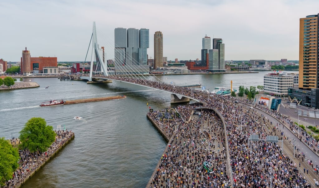 Op het Glitterplein bij de Erasmusbrug in Rotterdam werd woensdag gedemonstreerd tegen racisme en politiegeweld in de VS. Aanleiding is de dood van George Floyd in de Amerikaanse stad Minneapolis. (beeld anp / Marco de Swart)