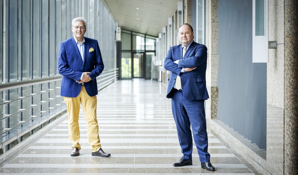 Henk Krol (l.) en Henk Otten gaan samenwerken binnen de Partij voor de Toekomst. (beeld anp / Robin van Lonkhuijsen)