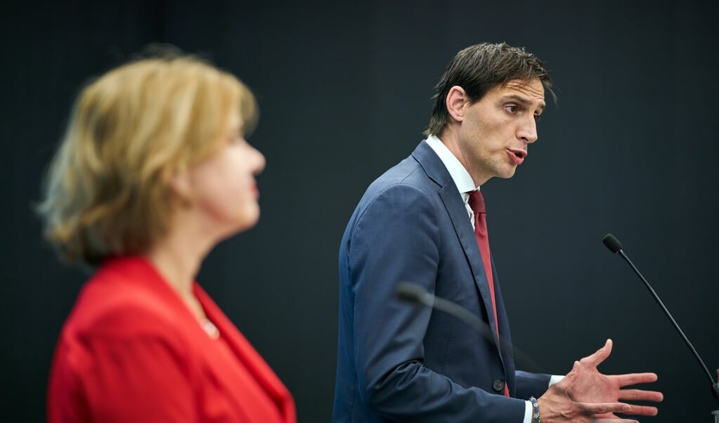De ministers Hoekstra en Van Nieuwenhuizen geven een toelichting over het steunpakket aan AirFrance-KLM. (beeld anp / Phil Nijhuis)