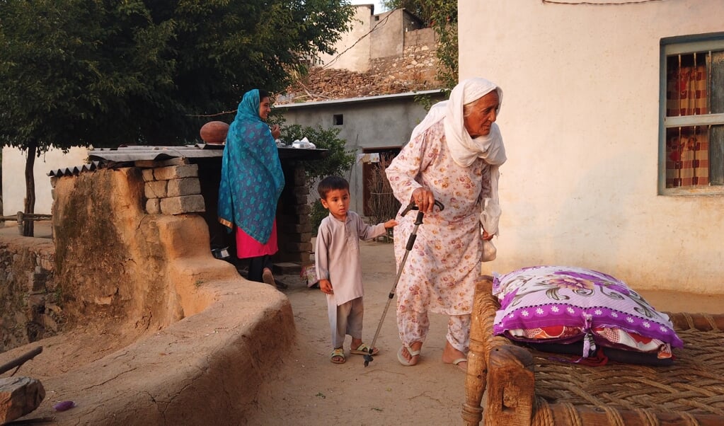 <p>Vrouwen zijn zo goed als onzichtbaar in grote delen van Afghanistan en Pakistan.</p> (beeld Wilma van der Maten)