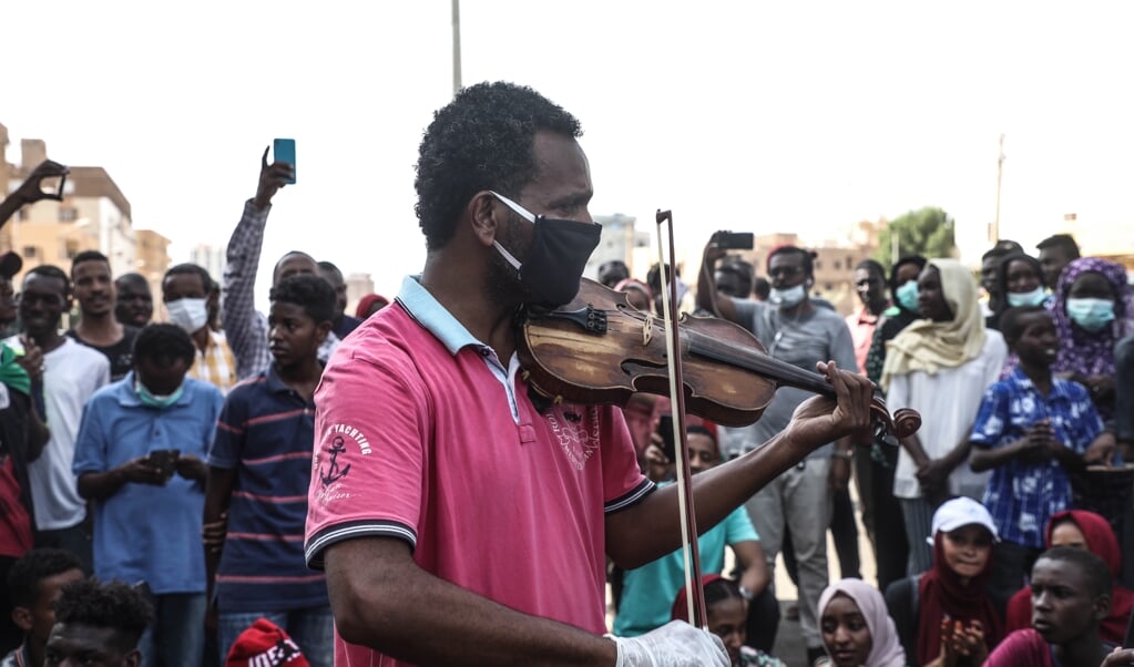 Tijdens een protest ter herdenking van de staatsgreep die dictator Omar al-Bashir 31 jaar geleden aan de macht bracht, speelde een Soedanees afgelopen 30 juni protestliederen op zijn viool. De demonstranten vroegen de overgangsregering om hervormingen. (beeld epa / Mohamed Hassan)