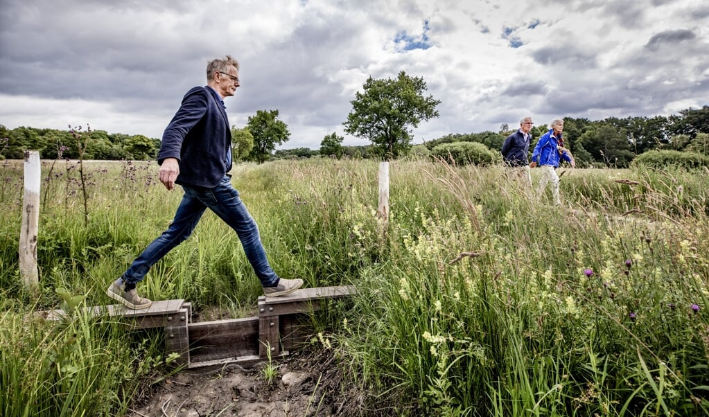 Flip Witte in natuurgebied de Bruuk, waar hij tegenwoordig moeiteloos zijn voeten droog houdt. (beeld Raymond Rutting)