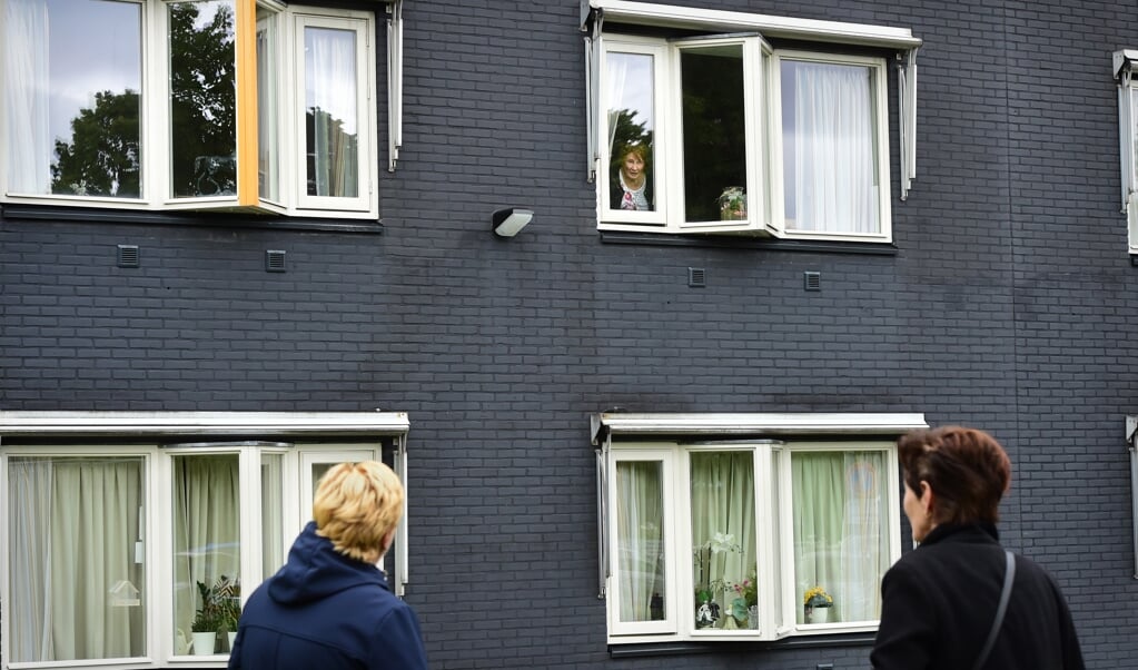 In verpleegtehuis De Tweemaster is de bezoekregeling meteen stopgezet nadat bij diverse bewoners besmetting van het coronavirus is vastgesteld. Opnieuw komen de bewoners in een isolement te zitten.
Het virus blijkt zeker nog niet verdwenen. (beeld Marcel van den Bergh)