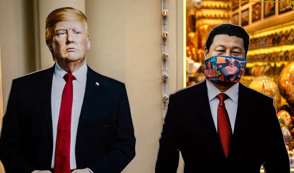 Kartonnen figuren van Donald Trump en Xi Jinping voor een souvenirwinkel in Moskou. Het Amerikaanse afstotingsmechanisme is een reactie op de veiligheidswet die China op 30 juni in Hongkong invoerde. (beeld afp / Dimitar Dilkoff)