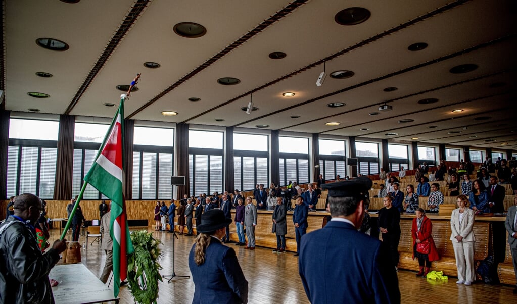 De jaarlijkse Keti Koti herdenking bij het slavernijmonument aan de Lloydkade. Tijdens deze herdenking wordt stilgestaan bij de afschaffing van de slavernij. (beeld anp / Robin Utrecht)