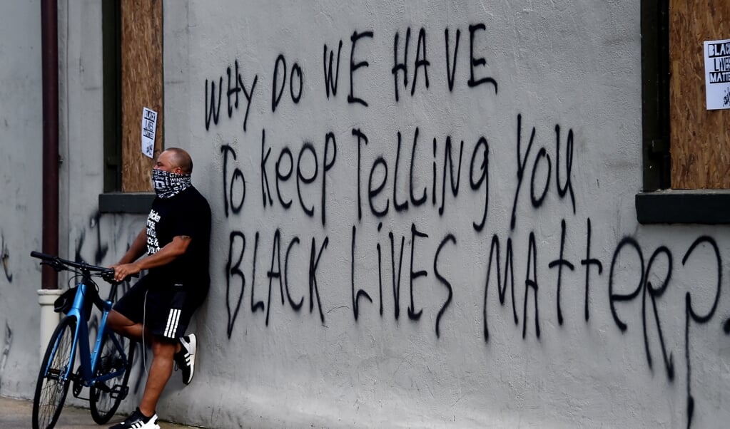 Op een muur in de buurt van het Witte Huis in Washington is een tekst gespoten die veel Amerikanen uit het hart is gegrepen: 'Waarom moeten we je blijven vertellen dat ook zwarte mensen ertoe doen?' (beeld afp / Olivier Douliery)