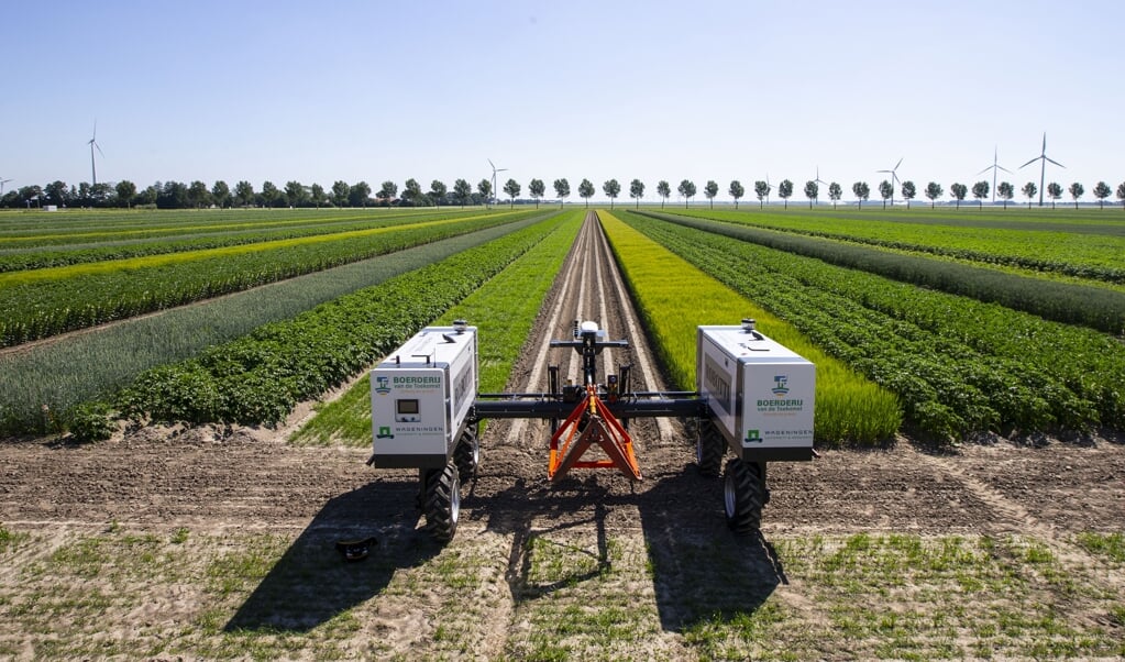 Een robot-tractor op een proeflocatie van de Boerderij van de Toekomst. (beeld anp / Pieter Stam de Jonge)