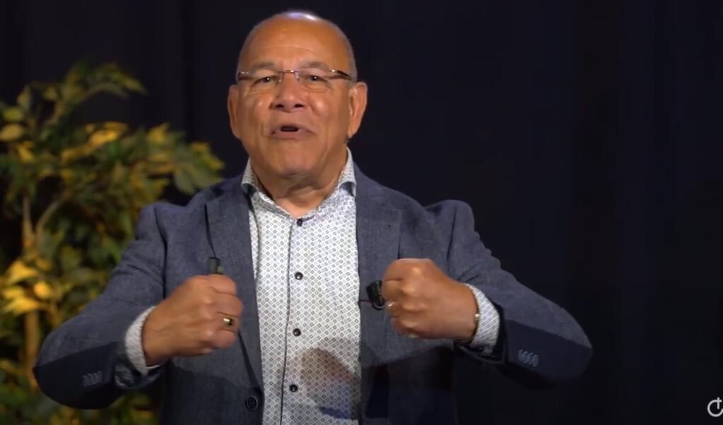 Orlando Bottenbley legt in zes studies op YouTube een link tussen de coronacrisis en de eindtijd. (beeld youtubekanaal de verbinding)
