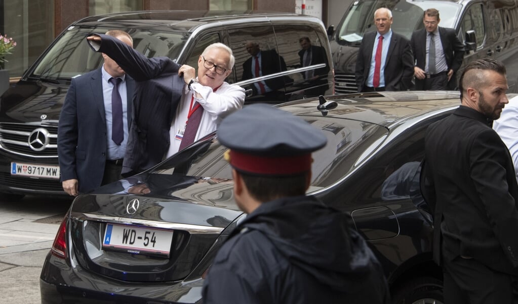 Er wordt tenminste nog gepraat over wapenbeheersing: de Russische onderminister van Buitenlandse Zaken Sergei Alexeyevich Ryabkov kwam er in juni voor naar Wenen. (beeld afp / Joe Klamar)