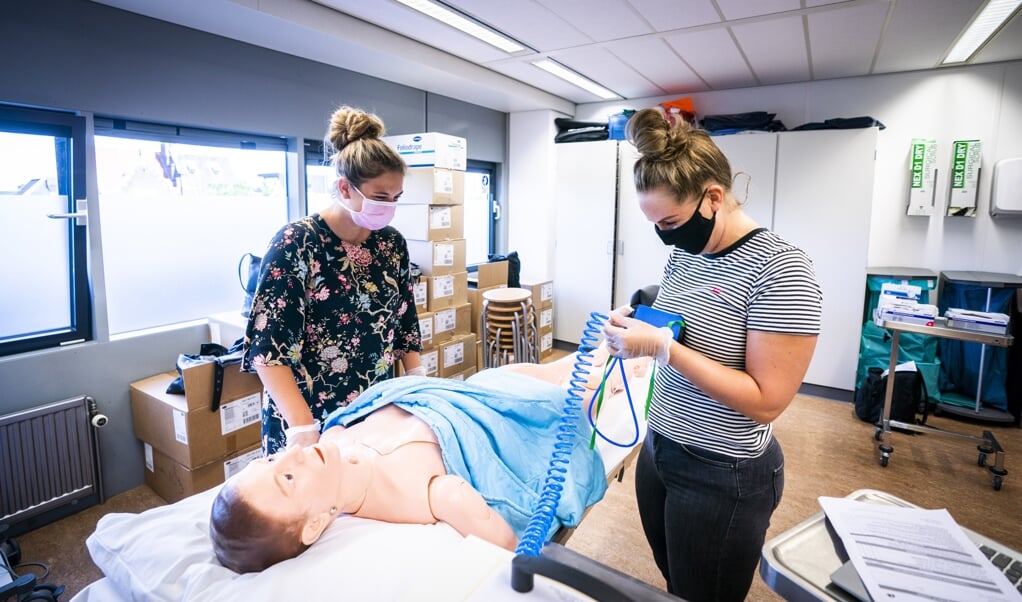 Studenten Verpleegkunde tijdens een praktijkles op de Hogeschool Rotterdam. Na een periode zonder les vanwege het coronavirus kunnen kunnen het mbo, het hbo en universiteiten weer beperkt starten met toetsing, tentamens, praktijklessen en begeleiding van kwetsbare studenten op de instelling. ANP JEROEN JUMELET (beeld anp / Jeroen Jumelet)