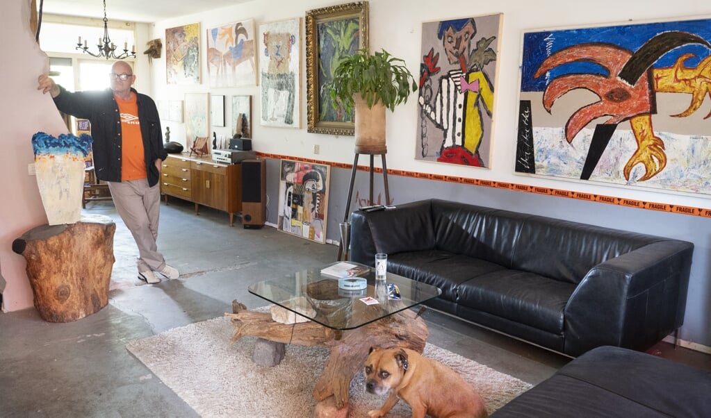De salontafel in zijn woonkamer maakte Henk zelf van een boomstronk uit het bos. ‘Ik dacht gelijk: die moet ik hebben.' (beeld Niek Stam)