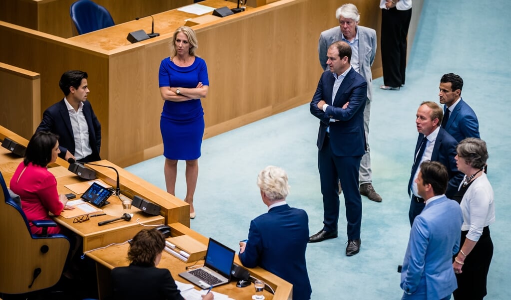 Kamerleden overleggen met Kamervoorzitter Khadija Arib tijdens een debat in de Tweede Kamer over het coronabeleid. (beeld anp / Bart Maat)