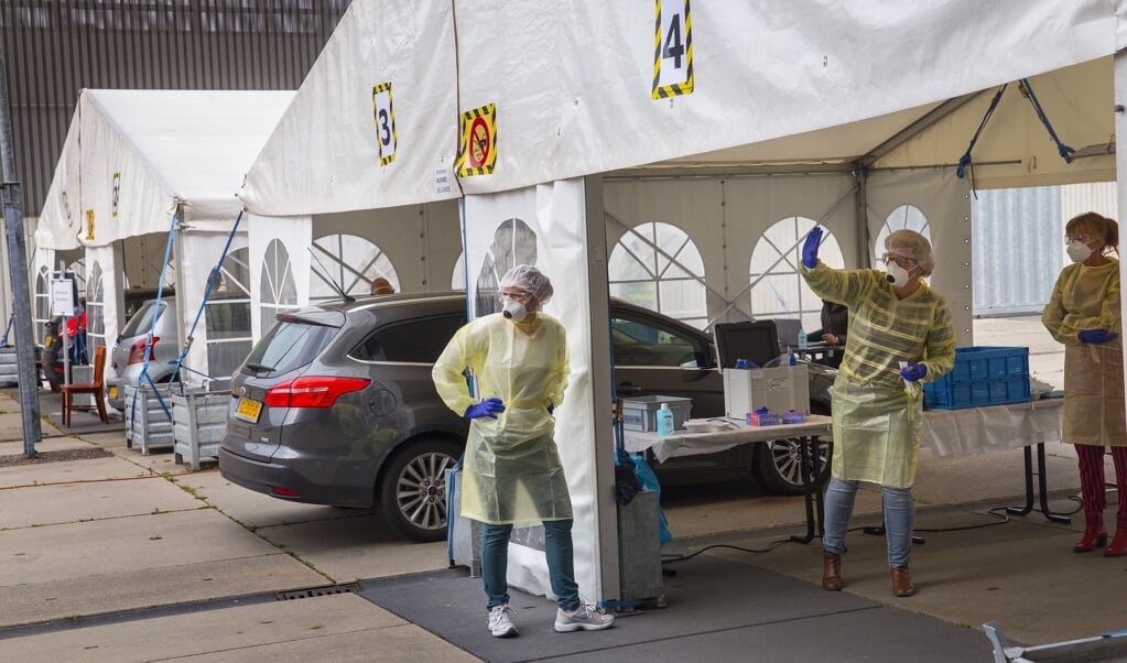 Iedereen met milde klachten kan zich laten testen op besmetting met het coronavirus, zoals hier in Breda. (beeld Arie Kievit)