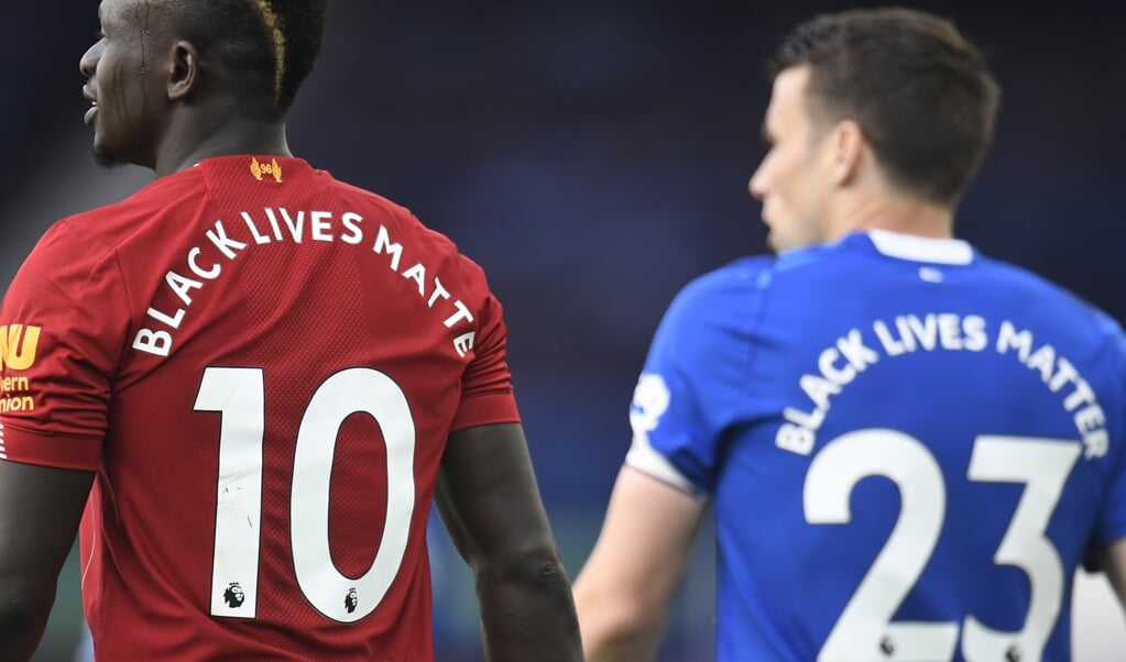 Christelijke organisaties willen in Nederland het gesprek tussen witte en zwarte christenen op gang helpen. In het Engelse voetbal zorgde een andere actie voor verbroedering. (beeld afp / Peter Powell)