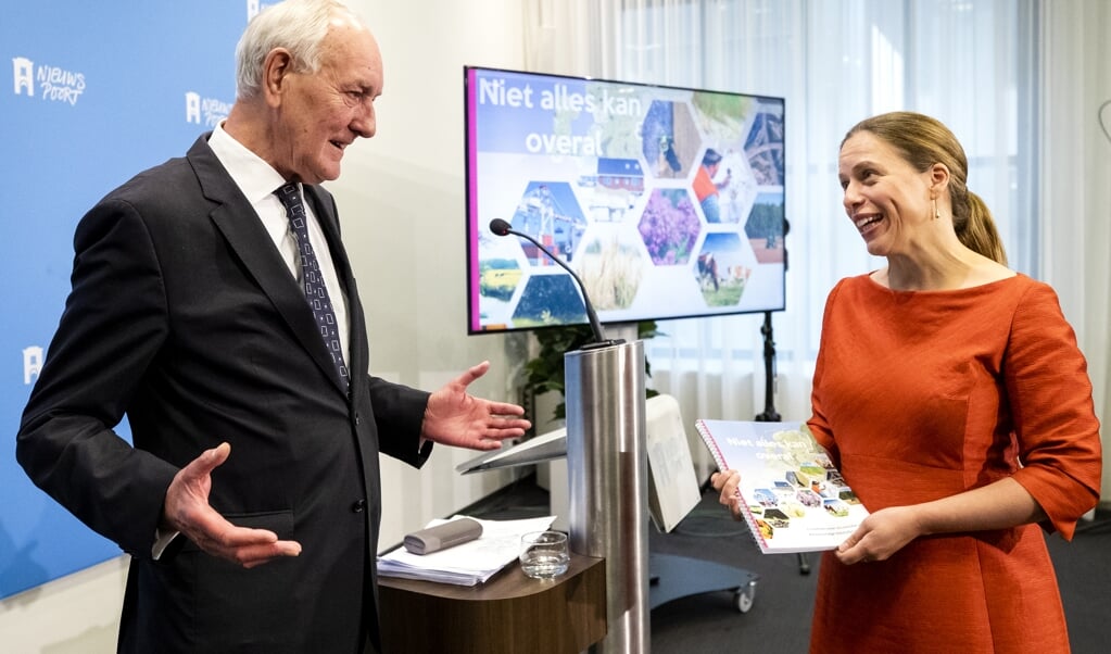 Commissievoorzitter Johan Remkes, vorige week maandag, heeft net zijn rapport aangeboden aan minister Carola Schouten (Landbouw). (beeld anp / Sem van der Wal)