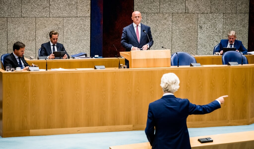 Minister Ferd Grapperhaus (Justitie en Veiligheid) staat tegenover PVV-leider Geert Wilders in het debat over het coronavirus – maar uiteindelijk vooral over zijn appjes met de burgemeester van Amsterdam. (beeld anp / Bart Maat)
