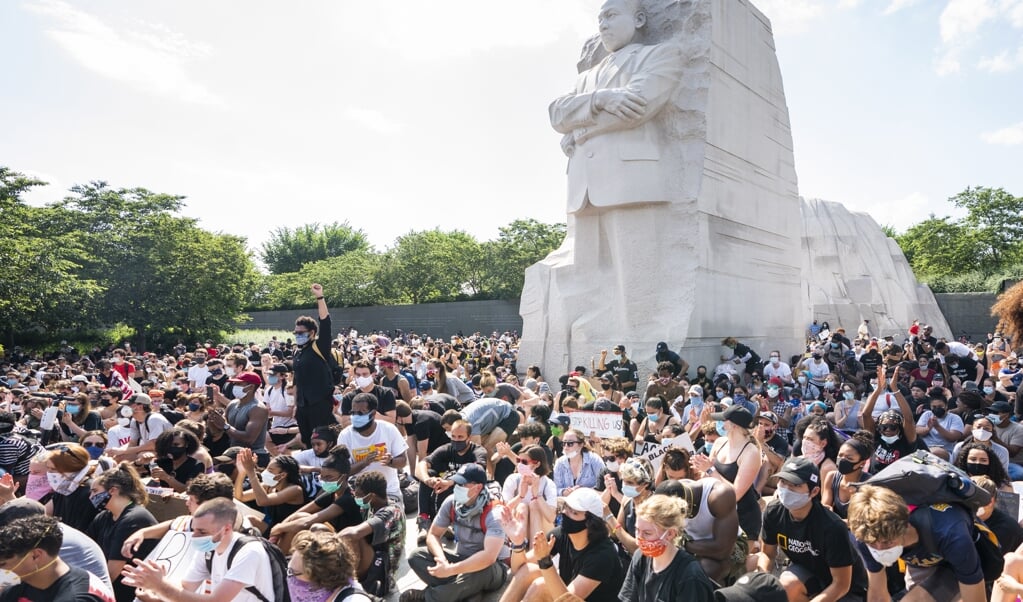 Bij het monument in de Amerikaanse hoofdstad Washington D.C. ter ere van Martin Luther King werd deze week gedemonstreerd tegen racisme en politiegeweld. (beeld epa / Jim lo Scalzo)