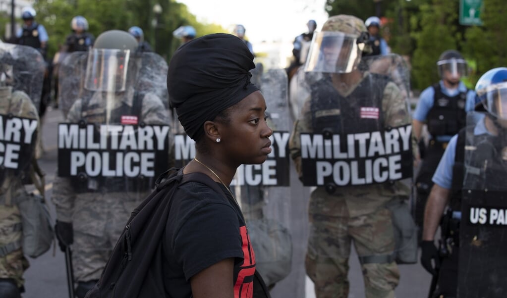 Je kunt te veel en te lang nadenken over de vraag of je wel of niet moet handelen tegen racisme. Maar íets doen, verslaat je eigen passiviteit. Op de foto: een demonstrant tegen racisme, maandag in Washington. (beeld afp / Luis Magana)