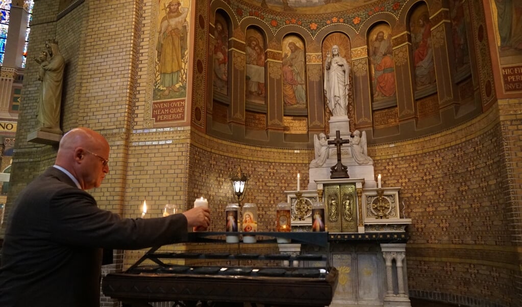Minister Grapperhaus bij een eucharistieviering op Tweede Pinksterdag in de kathedraal van Rotterdam. (beeld Bisdom Rotterdam)