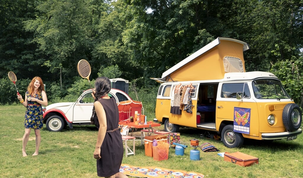 Het leven in de jaren 70 is kleurrijk en minder complex. Net als de camper en het 'lelijke eendje.' (beeld Niek Stam)