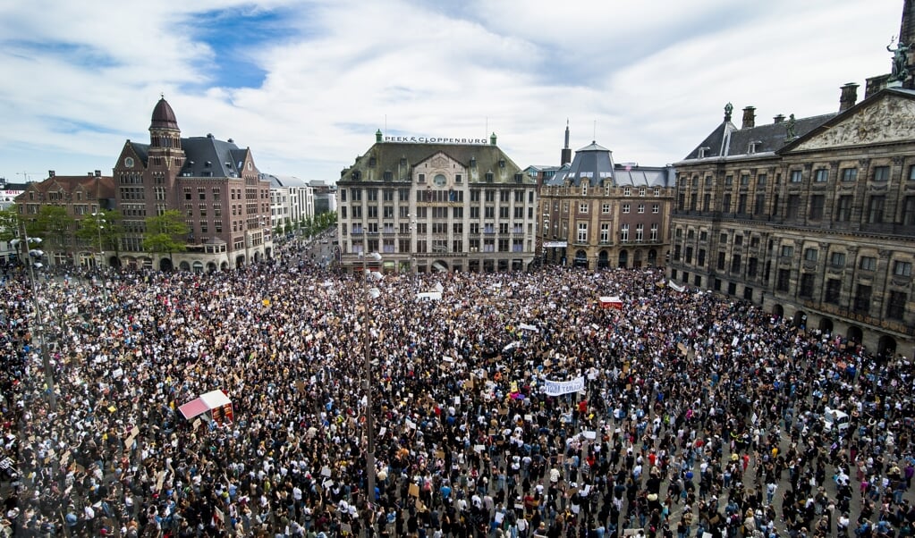 Op de Dam hebben zich duizenden mensen verzameld om te demonstreren tegen anti-zwart politiegeweld in Amerika en Europa. (beeld anp / Piet van der Meer)