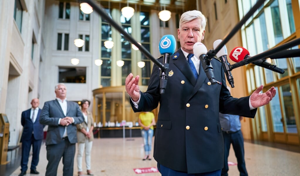 <p>Korpschef Henk van Essen staat de pers te woord na afloop van een gesprek met de politie naar aanleiding van de rellen op en rond het Malieveld die ontstonden na protesten tegen de coronamaatregelen.</p> (beeld anp / Phil Nijhuis)