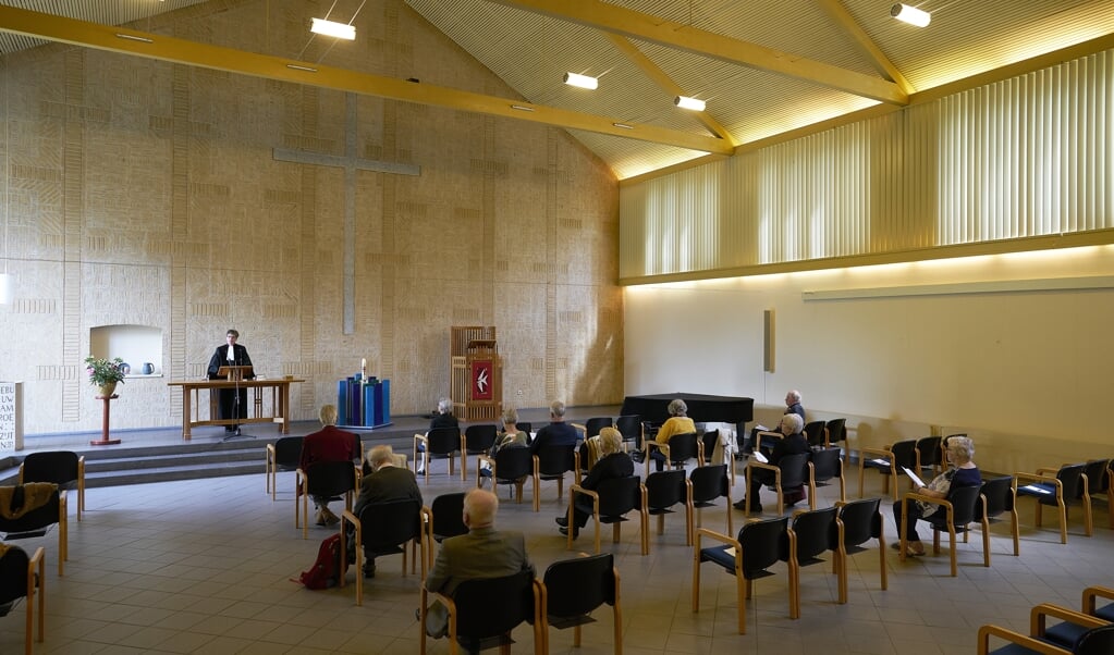 Den Haag, 7 juni 2020 -
In de kerken komen zondag voor het eerst weer groepjes samen.
Kerkdienst in de Remonstrantse kerk in Den Haag.
Phil Nijhuis (beeld Phil Nijhuis)