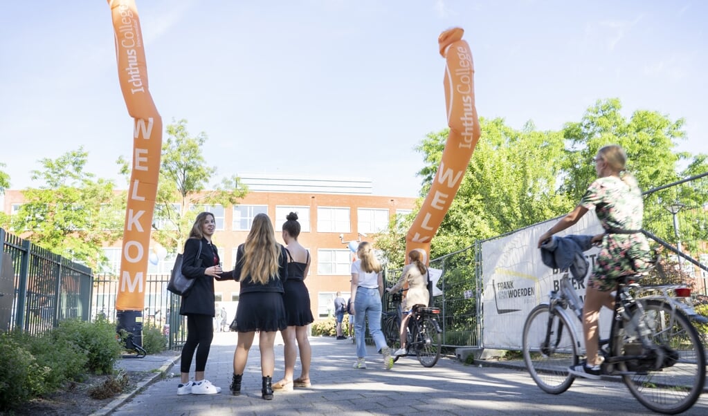 Na twaalf weken thuisonderwijs mogen de leerlingen van het Ichthus College in Veenendaal weer naar school. (beeld Niek Stam)