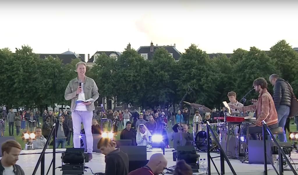 Wim Hoddenbagh aan het woord bij de Gebedsbijeenkomst op het Malieveld in Den Haag. (beeld YouTube / stichting presence)