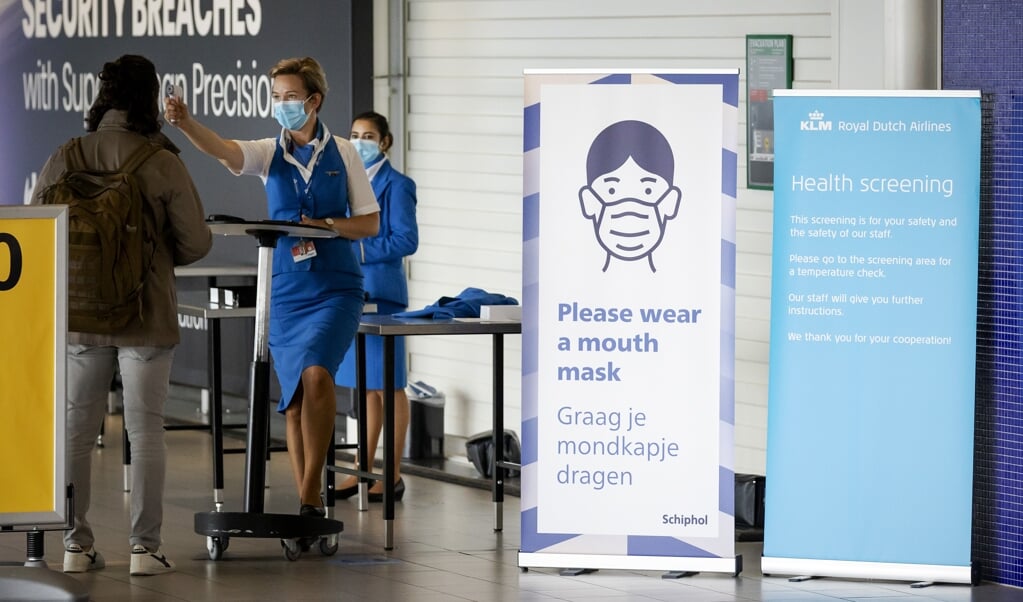 KLM-stewardessen controleren op Schiphol de temperatuur van passagiers. (beeld anp / Robin van Lonkhuijsen)
