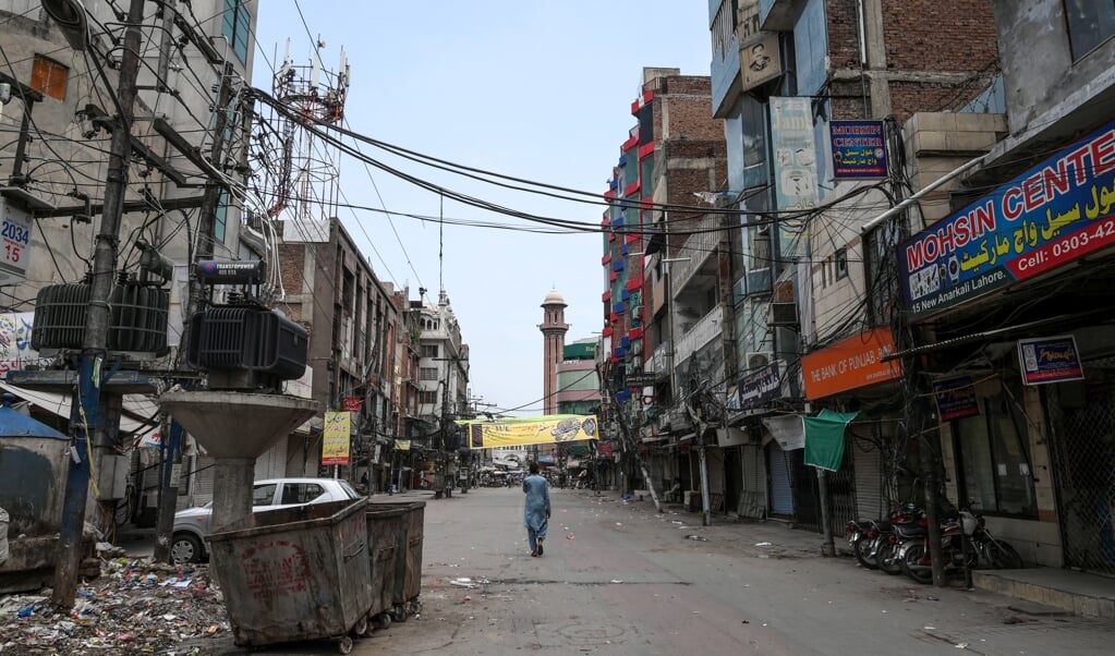 Lahore in coronatijden. In de Pakistaanse hoofdstad was de rechtszaak van de Pakistaanse Maira Shahbaz (beeld Arif ali / afp)