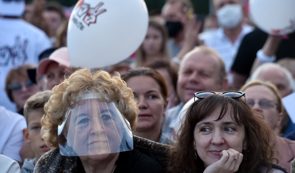 Aanhangers van presidentskandidaat Svetlana Tichanovskaja wonen haar campagnebijeenkomst in Minsk bij. (beeld afp / Sergei Gapon)