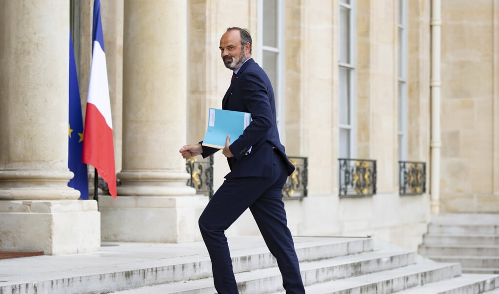 De Franse bijna ex-premier Édouard Philippe komt aan bij het Elysée voor een gesprek met president Emmanuel Macron. (beeld epa / Ian Langsdon)