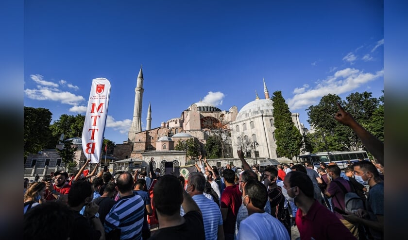 Buiten het Hagia Sophia-museum vieren mensen de uitspraak van de Turkse toprechter. (beeld afp / Ozan Kose)