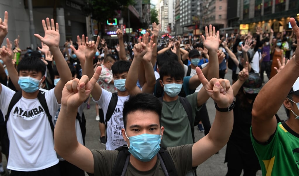 Duizenden demonstranten gingen woensdag de straat op ter gelegenheid van de 23e verjaardag van de overdracht van Hongkong aan China. (beeld epa / Miguel Candela)