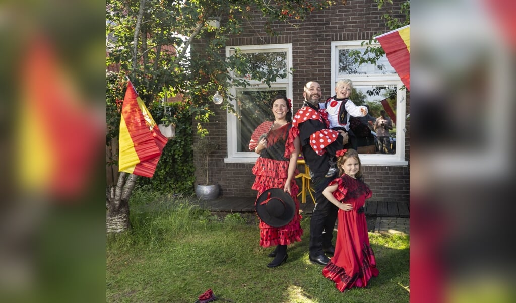 Nathalie Hogendoorn verzint themaweken voor het hele gezin. Zoals de Spaanse week, met paella koken en de flamenco dansen. (beeld Niek Stam)